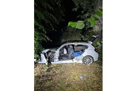 BMW prallte gegen Baum BMW prallte gegen Baum