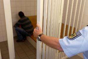 Die Rosenheimer Bundespolizei hat bei Grenzkontrollen an der A93 einen mit internationalem Haftbefehl gesuchten mutmaßlichen Totschläger gefasst.