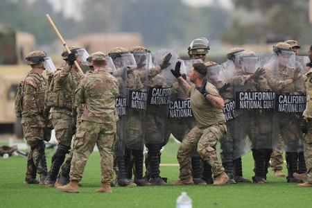 Das Pentagon plant, die Hälfte der Nationalgarde-Soldaten in Los Angeles abzuziehen. Das Pentagon plant, die Hälfte der Nationalgarde-Soldaten in Los Angeles abzuziehen.