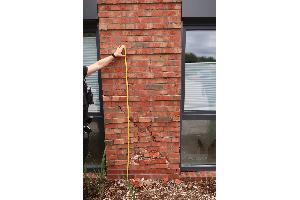 Beschädigte Wand der Pysiotherapiepraxis