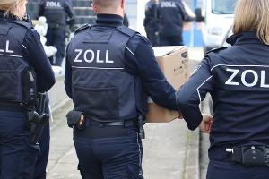 Symbolbild: Zöllnerinnen und Zöllner bei einer Durchsuchungsmaßnahme