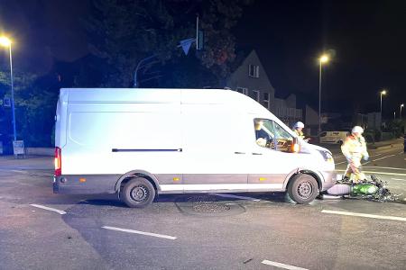 Bergisch Gladbach - Motorradfahrer bei Zusammenstoß mit Kastenwagen lebensgefährlich verletzt Bergisch Gladbach - Motorradfahrer bei Zusammenstoß mit Kastenwagen lebensgefährlich verletzt