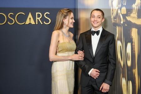 Angelina Jolie feuert Sohn Knox bei Kampfsport-Turnier an Angelina Jolie feuert Sohn Knox bei Kampfsport-Turnier an