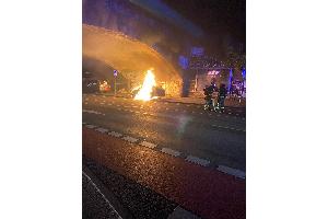 Beim Eintreffen der Feuerwehr stand der PKW bereits in Vollbrand