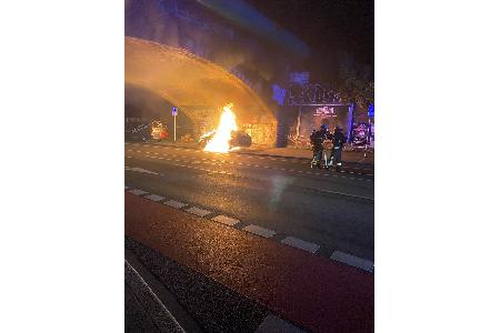 Beim Eintreffen der Feuerwehr stand der PKW bereits in Vollbrand Beim Eintreffen der Feuerwehr stand der PKW bereits in Vollbrand