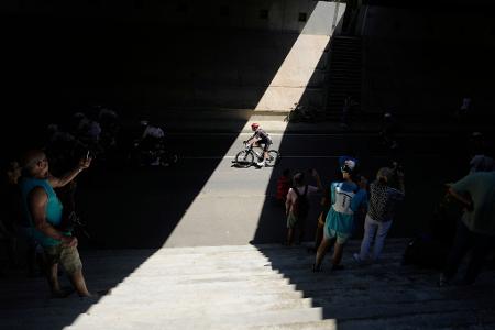 Licht und Schatten: Zuschauer fotografieren die Fahrer während der elften Etappe der Tour de France,