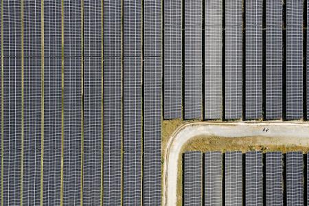 Mit einer Drohnen-Luftaufnahme ein Blick auf Iberdrolas ersten Solarpark einer Fläche von rund 65 Fußballfeldern.