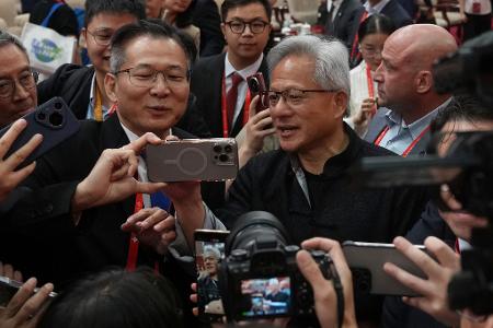 Nach der Eröffnung der internationalen Lieferketten-Messe CISCE in Peking wird Nvidia-Chef Jensen Huang (Mitte rechts) von vielen Gästen umringt, die ein Selfie mit ihm machen möchten.