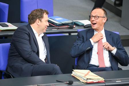 Lars Klingbeil und Friedrich Merz hoffen, die Stimmung im Land zu drehen. (Archivbild)