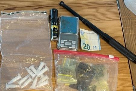 Rauschgift und Schlagstock am Elmshorner Bahnhof sichergestellt.
Foto Bundespolizei Rauschgift und Schlagstock am Elmshorner Bahnhof sichergestellt.
Foto Bundespolizei