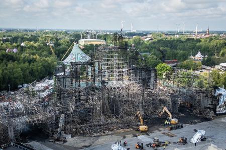 Tomorrowland-Hauptbühne ist komplett abgebrannt: Diese Drohnenaufnahme zeigt die Hauptbühne nach dem gestrigen Brand auf dem Festival-Gelände.