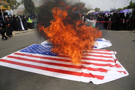 Studenten verbrennen US-amerikanische und israelische Flaggen während einer Kundgebung an der Universität Sanaa im Jemen.