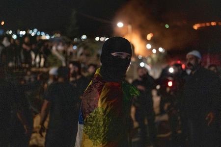 Mitglieder der drusischen Gemeinschaft durchqueren die Pufferzone zwischen Syrien und den von Israel annektierten Golanhöhen in der Nähe von Majdal Shams, um ihre drusischen Landsleute auf der syrischen Seite zu unterstützen.
