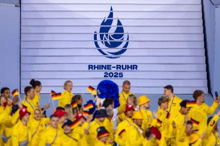  Die deutsche Mannschaft marschiert bei der Eröffnungsfeier der FISU World University Games 2025 in Duisburg ein.