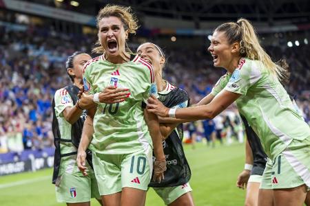 Italiens Cristiana Girelli feiert ein Tor beim Spiel gegen Norwegen im Viertelfinale der EM in der Schweiz.
