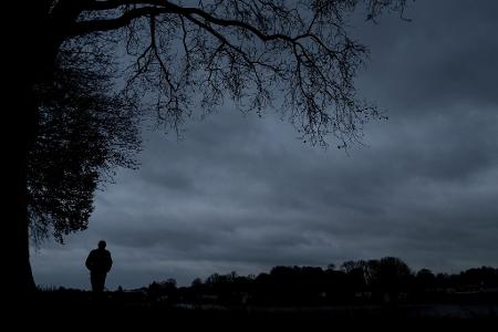 Nur noch graue Wolken? Im Alter leiden viele Menschen - auch unbewusst - unter Depressionen.