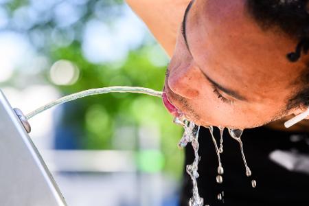 Viel trinken! Das ist an heißen Sommertagen und auch nach dem Sporttreiben besonders wichtig. 