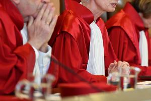 Die Bundesverfassungsrichterinnen und -richter sind bekannt für ihre roten Roben. (Archivbild)