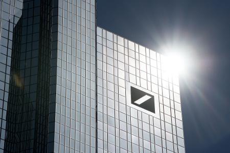 Die Deutsche Bank hat ihr Netz an Geldautomaten auf Vordermann gebracht (Archivbild)
