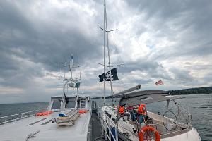 Segeljacht mit Piratenflagge längs des Zollboots Haltnau
Bildquelle: Hauptzollamt Singen