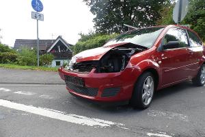 Autos stießen auf Kreuzung zusammen