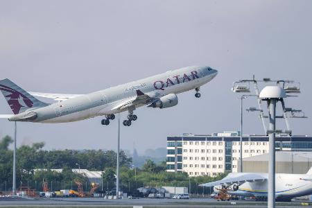 In Zusammenarbeit mit dem Emirat Katar werden 81 Straftäter vom Flughafen Leipzig aus nach Afghanistan ausgeflogen. In Zusammenarbeit mit dem Emirat Katar werden 81 Straftäter vom Flughafen Leipzig aus nach Afghanistan ausgeflogen.