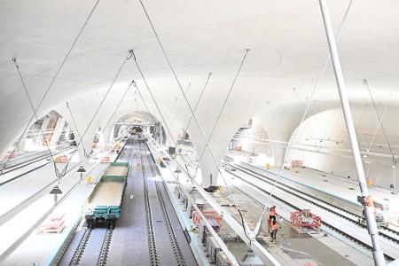 Ab Dezember 2026 sollen Züge des Fernverkehrs zum größten Teil im neuen Stuttgarter Tiefbahnhof enden. Der Regionalverkehr muss laut Bahn aber noch zum Teil bis Juli 2027 in den alten Kopfbahnhof fahren. (Archivbild)
