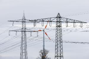 Damit der Windstrom bis zum Stromnutzer kommt, sind Stromleitungen nötig - das ist eine teure Sache.