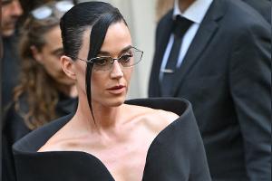 Katy Perry stürzt bei Konzert fast von einem riesigen Schmetterling ab