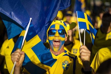 Ein schwedischer Fan geht zum Stadion vor dem Viertelfinale Schweden gegen England bei der EM in der Schweiz.