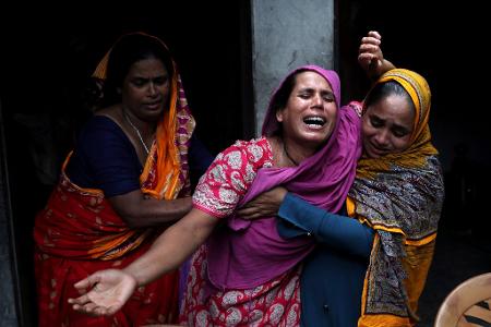 Eine Frau trauert um ihren Sohn, der bei den gewaltsamen Zusammenstößen zwischen Anhängern der gestürzten Ministerpräsidentin Sheikh Hasina und Sicherheitskräften in Gopalganj in Bangladesch ums Leben kam.