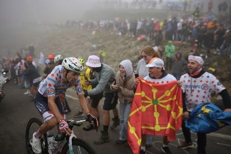 Radsport: UCI WorldTour - Tour de France. Lenny Martinez (Frankreich), der das gepunktete Trikot des besten Bergfahrers trägt, erklimmt den Tourmalet-Pass.