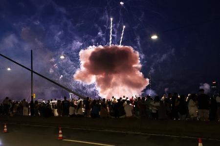 Ein Feuerwerkskörper explodiert in zu niedriger Höhe über Zuschauen beim Abschlussfeuerwerk der Rheinkirmes. Es gab mehrere Verletzte.