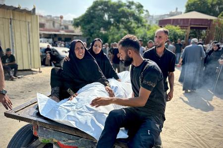 Menschen trauern, als die Leichen von Palästinensern, die bei einem israelischen Angriff auf Behelfszelte getötet wurden, in das Al-Nasser-Krankenhaus in Chan Junis, Gaza, gebracht werden.