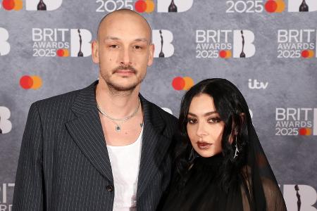 Charli XCX und George Daniel haben im kleinen Kreis geheiratet