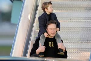 Tech-Milliardär Elon Musk mit seinem Sohn X Æ A-Xii, genannt "Little X". (Archivbild)