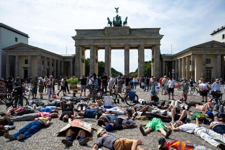 Teilnehmer einer Demonstration des Bündnisses 