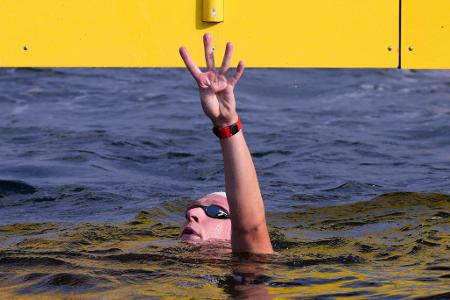 Florian Wellbrock aus Deutschland reagiert nach seinem Sieg im Mixed-Finale über 4x1500 m Freiwasser. Es ist seine vierte Goldmedaille bei dieser WM.