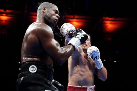 Der Ukrainer Oleksandr Usyk (r) und der Brite Daniel Dubois in Aktion beim WM-Kampf im Schwergewicht.