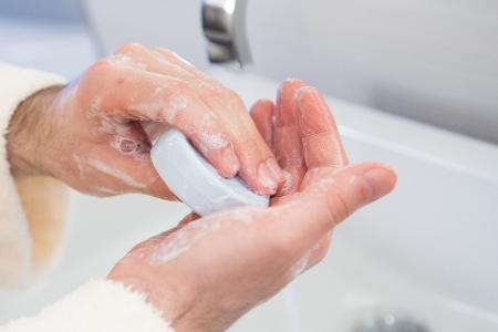 Gesunde Menschen können mit normaler Hygiene einfach vorbeugen - doch bei manchen bleibt die Angst.