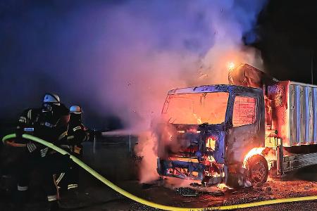 Brandbekämpfung (Foto: Feuerwehr Celle) Brandbekämpfung (Foto: Feuerwehr Celle)