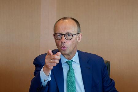  Kanzler Friedrich Merz spricht von einem kraftvollen Signal an internationale Unternehmen. (Archivbild)