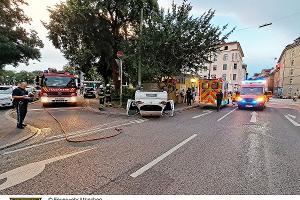 Ein verunfallter Renault auf dem Dach liegend.