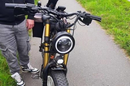Elektrokleinstfahrzeug ohne Kennzeichen kontrolliert.
Foto Bundespolizei Elektrokleinstfahrzeug ohne Kennzeichen kontrolliert.
Foto Bundespolizei
