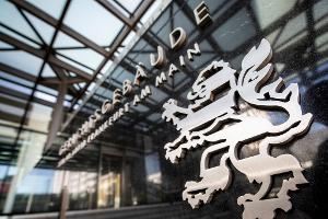 Das OLG Frankfurt hat eine Bank zur individualisierten Information betroffener Kunden verurteilt. (Symbolbild)