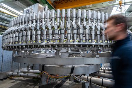 Die Zahl der Beschäftigten in der Metall- und Elektroindustrie ist erneut deutlich zurückgegangen. (Archivbild) Die Zahl der Beschäftigten in der Metall- und Elektroindustrie ist erneut deutlich zurückgegangen. (Archivbild)