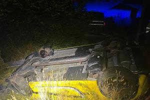 Endstation Feld.
Der Pkw Fiat kommt kopfüber zum Liegen, der Fahrer befreit sich aus dem Autowrack und entfernt sich widerrechtlich vom Unfallort.