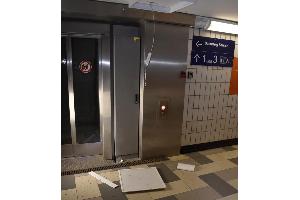 Beschädigter Fahrstuhl am Husumer Bahnhof. Quelle: LKA SH
