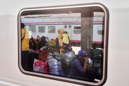 Eine sudanesische Frau und Kinder, die aus ihrer Heimat vertrieben wurden und nun zurückkehren, warten im Kairoer Bahnhof Ramses auf ihren Zug nach Assuan, Ägypten.