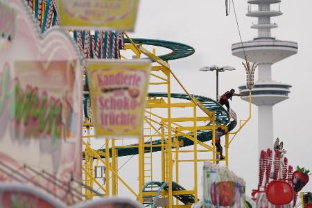Hamburger DOM-Aufbau im Regen